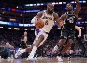 湖人vs国王全场录像回放_詹姆斯关键三分+萨博尼斯两双精彩集锦