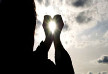 世人多爱牡丹之富贵，桃李之娇艳，然我独爱兰。兰，不以艳色惊世，不以浓香媚人，它只是静静地生长在幽谷之畔，或置于文人案头，以一种超凡脱俗的姿态，诠释着君子的真谛